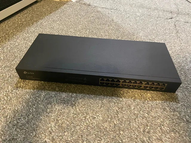 TP- link 24 - port gigabit switch Model: TL-SG1024 thumbnail