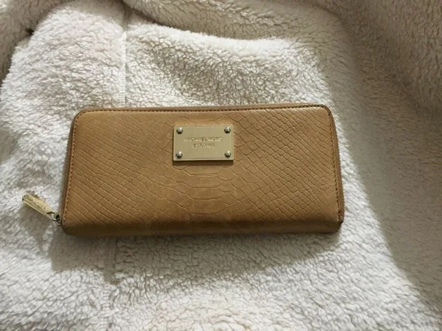 Selling Michael Kors wallet thumbnail