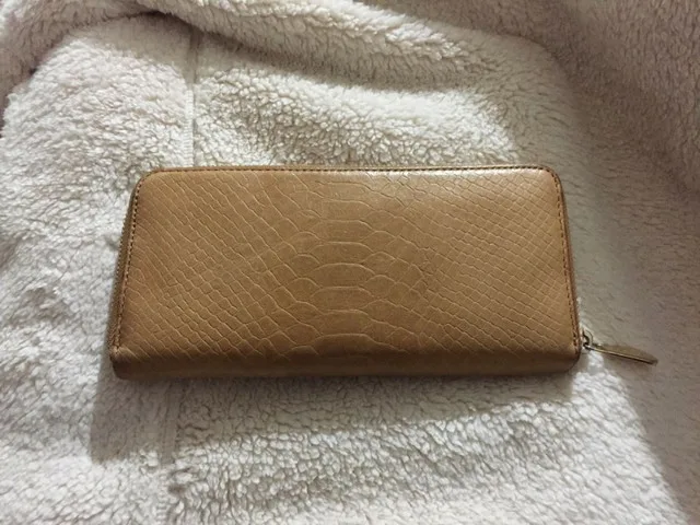 Selling Michael Kors wallet image indicator(2)