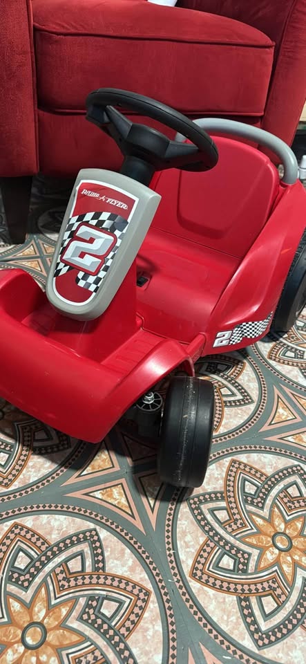 Radio Flyer car with battery - photo 2