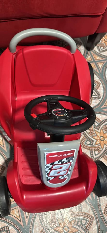 Radio Flyer car with battery - photo 3