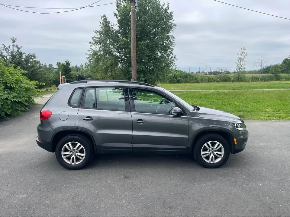 2016 Volkswagen Tiguan · 2.0T Sport Utility SUV 4D image indicator(3)