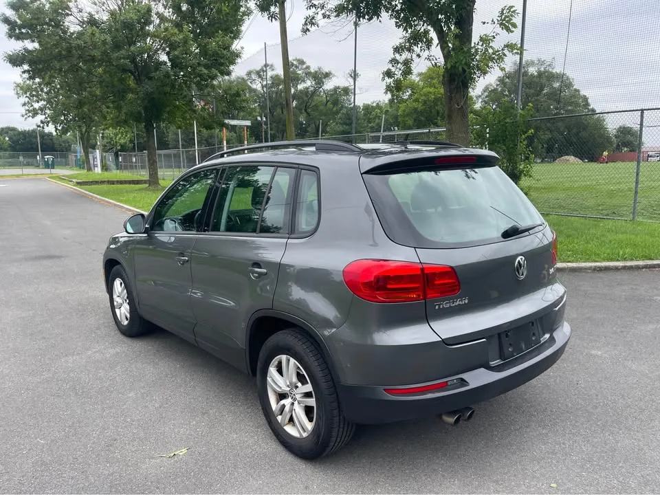 2016 Volkswagen Tiguan · 2.0T Sport Utility SUV 4D image indicator(9)