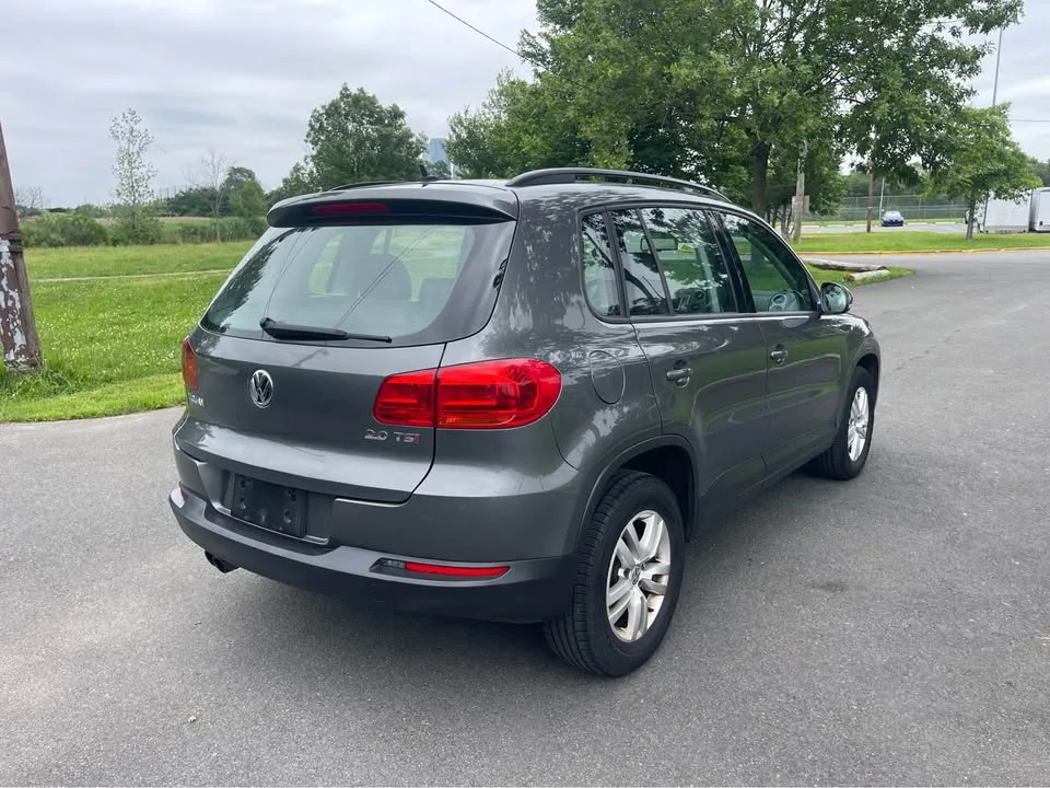 2016 Volkswagen Tiguan · 2.0T Sport Utility SUV 4D image indicator(10)