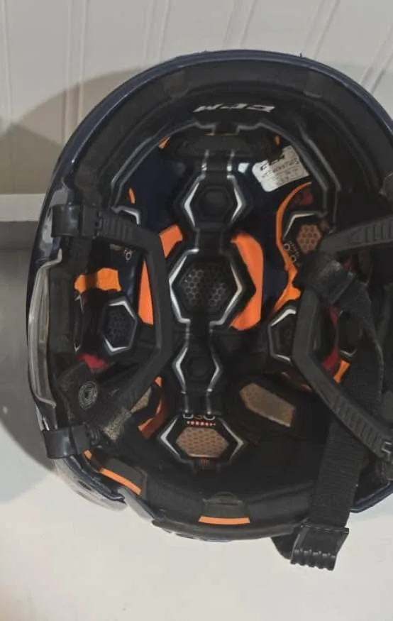 CCM hockey helmet JR sz small image indicator(2)