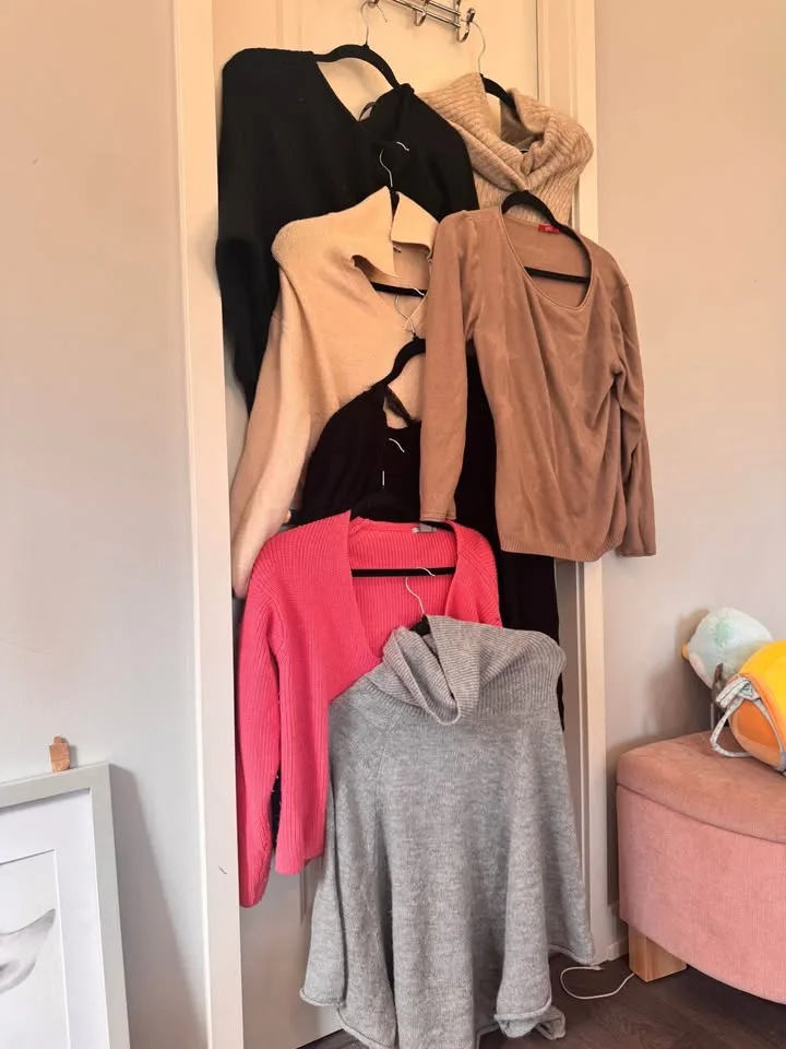 Size M/L sweaters lot image indicator(2)