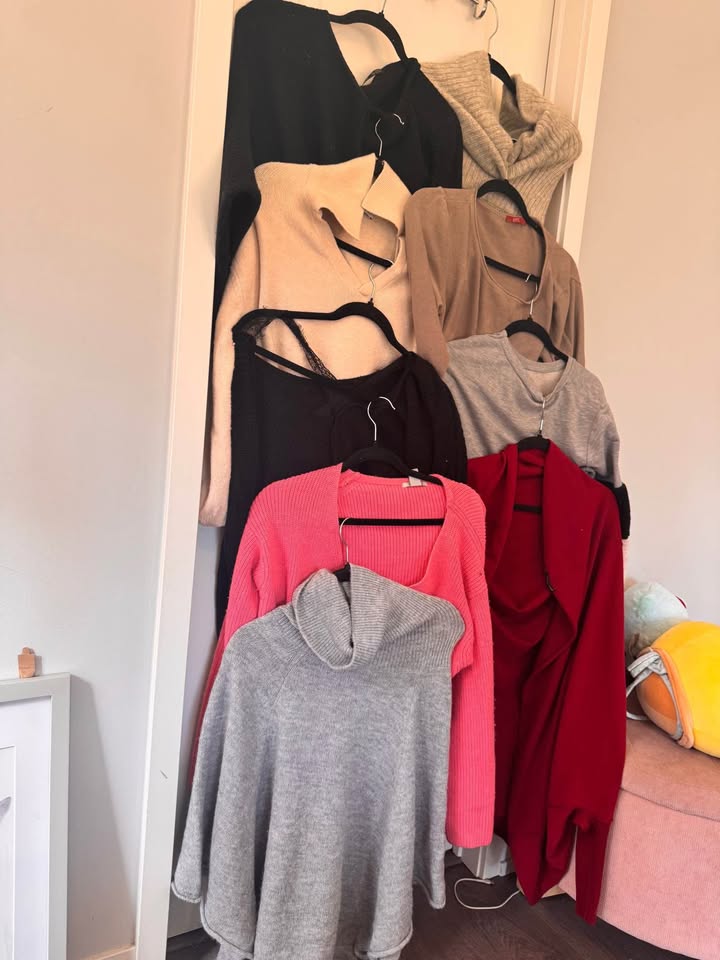 Size M/L sweaters lot - photo 3