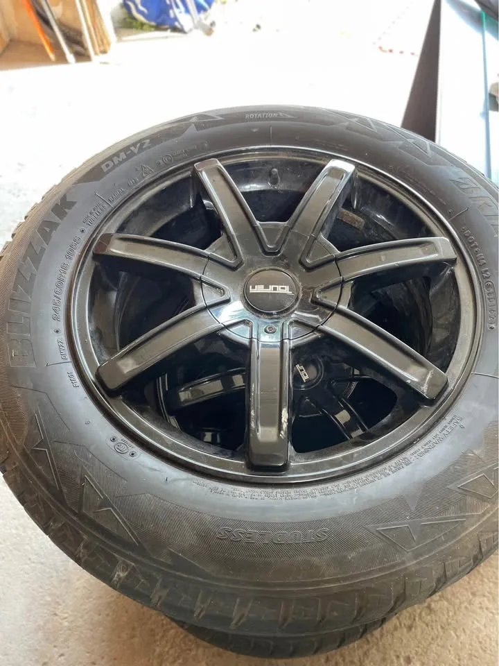 Winter tire and rims for sale image indicator(2)