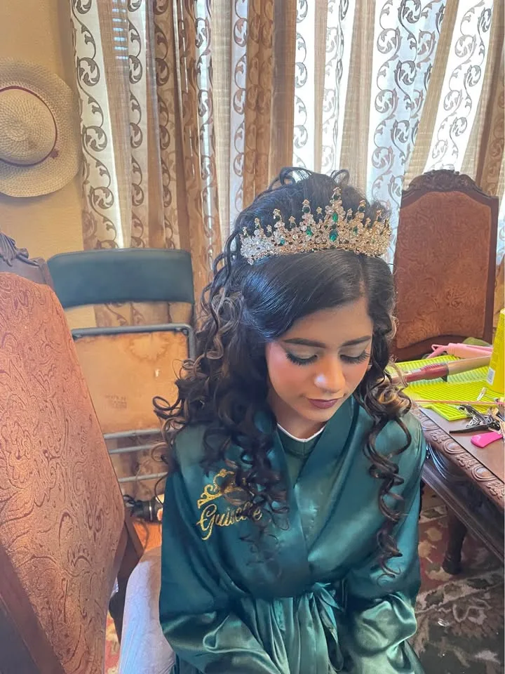 Maquillaje y peinado image indicator(2)