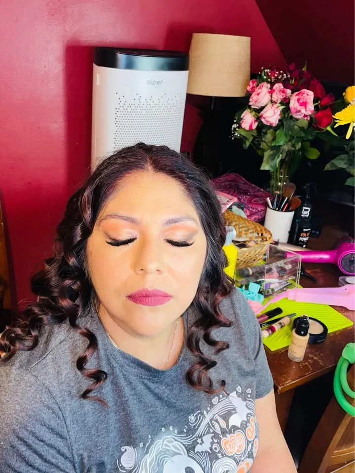 Maquillaje y peinado image indicator(3)