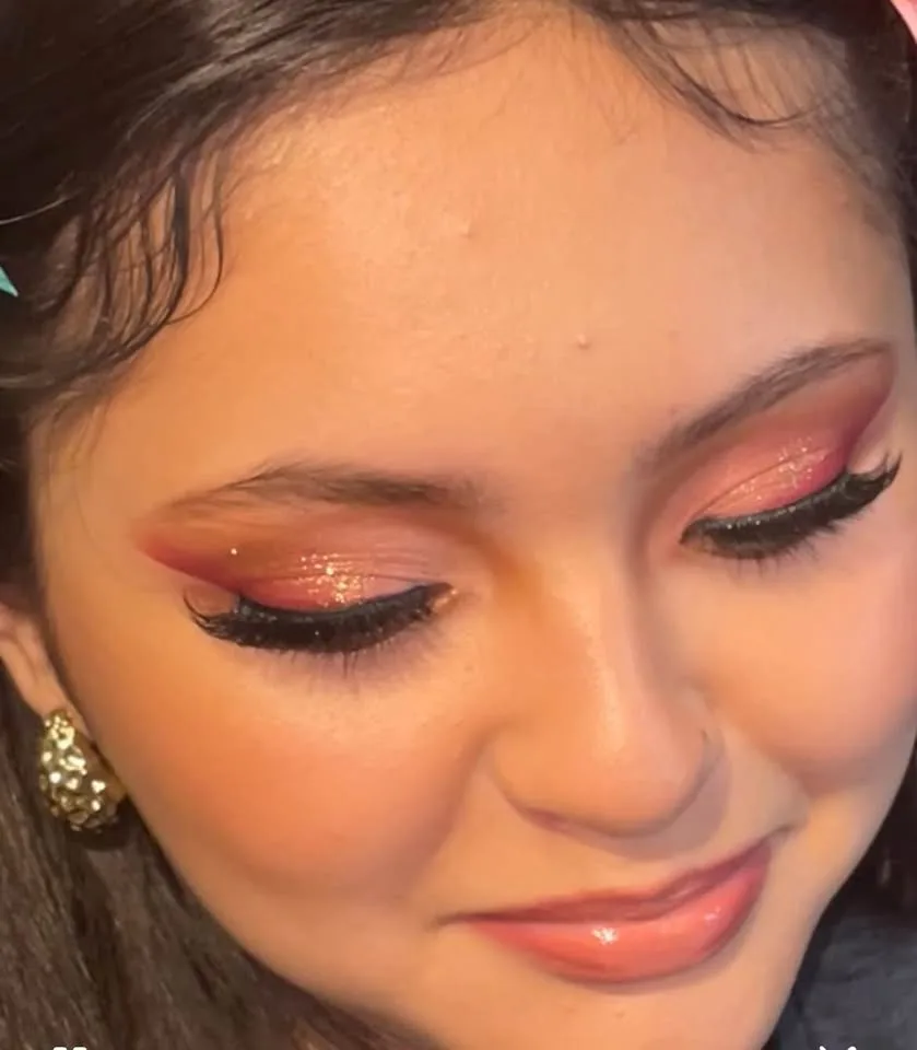 Maquillaje y peinado image indicator(4)