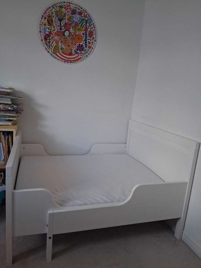 Expandable kids bed with mattress