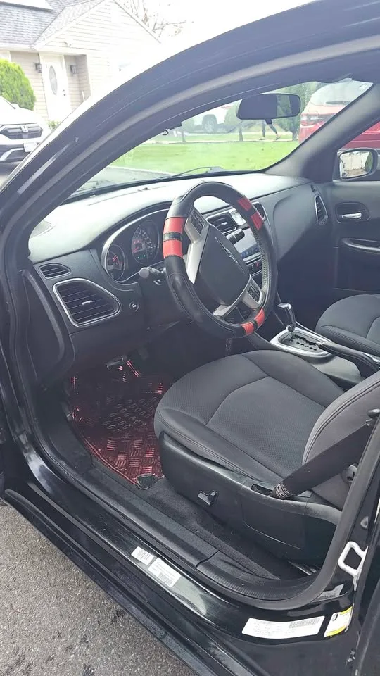 2013 Chrysler 200 · 200C Sedan 4D image indicator(10)