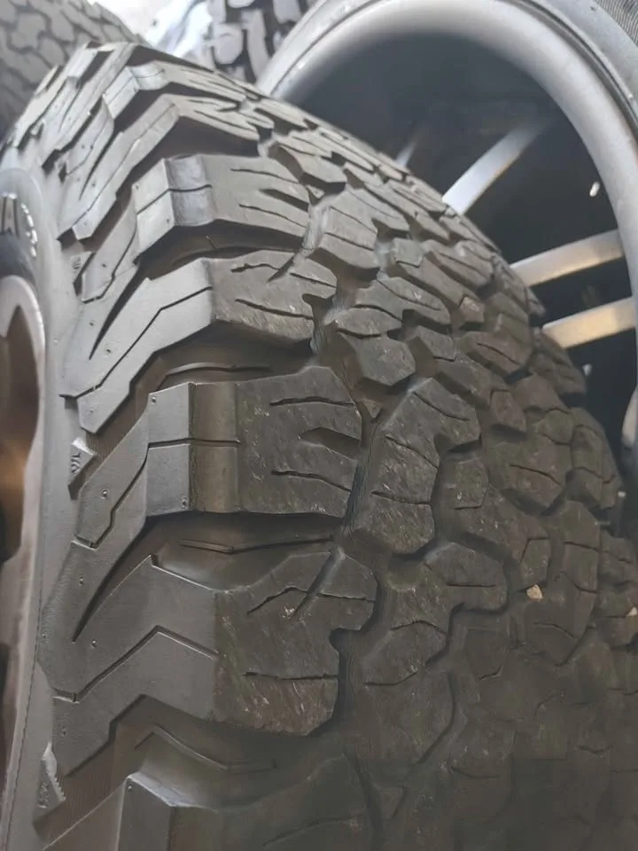 Set of 5 - BF Goodrich /All-Terrain tires / Alloy rims with TPS image indicator(4)