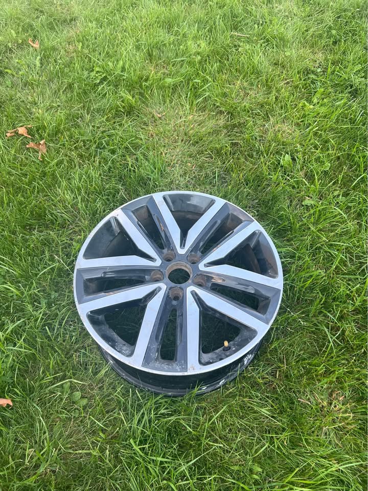 2012 Volkswagen GLI factory rims 18 inch x4 - photo 2