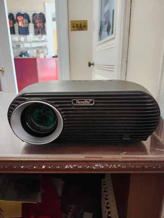 New Pal Projector (Needs Lightbulb) thumbnail