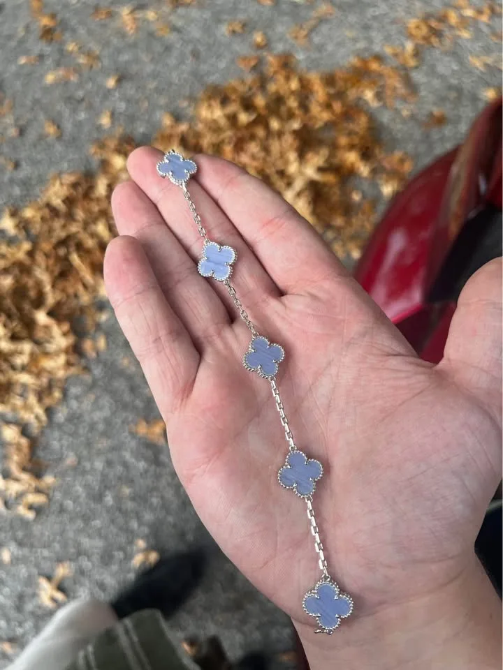 Van Cleef & Arpels Chalcedony Vintage Alhambra Bracelet image indicator(2)