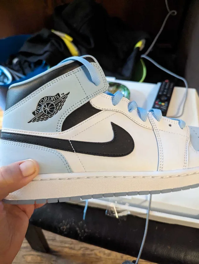 Jordan 1 Mid Mens 13 thumbnail