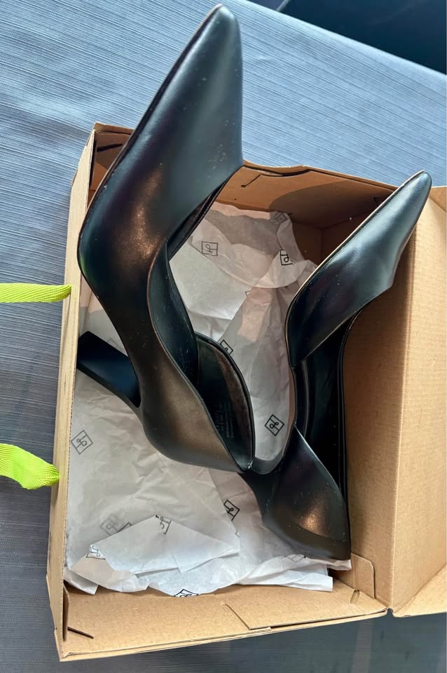 Black Heels for sale with Original Box (US 7/UK 4.5) - photo 2