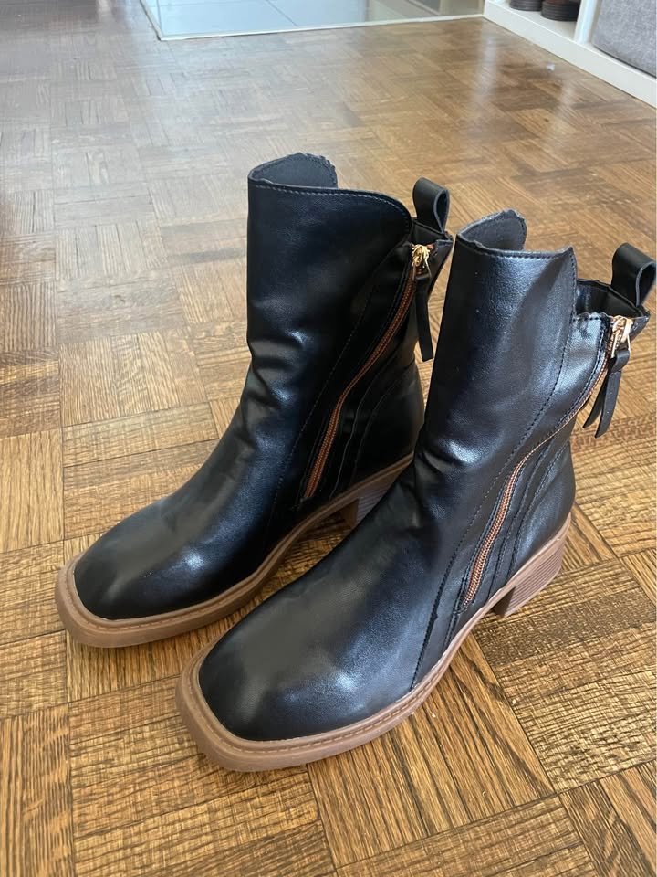 Black Leather Boots - photo 2