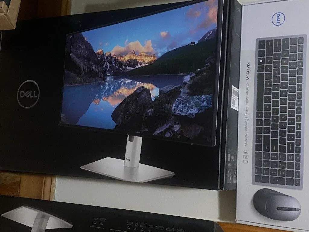 DELL ULTRASHARP 27" USB-C HUB MONITOR | U2722DE | SILVER