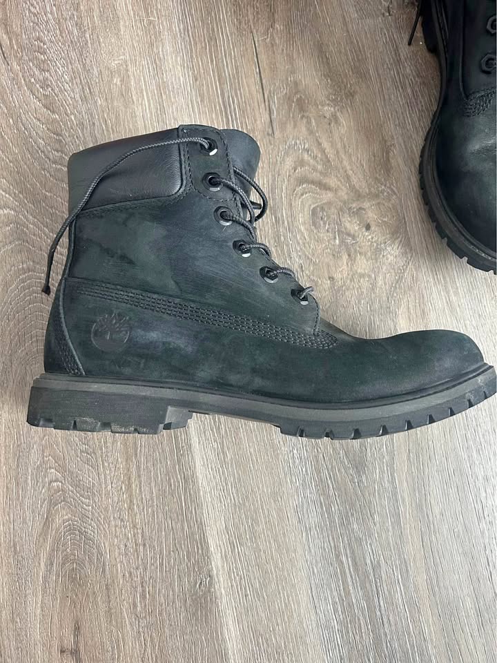 Black women’s Timberland boots size 8 1/2 ￼