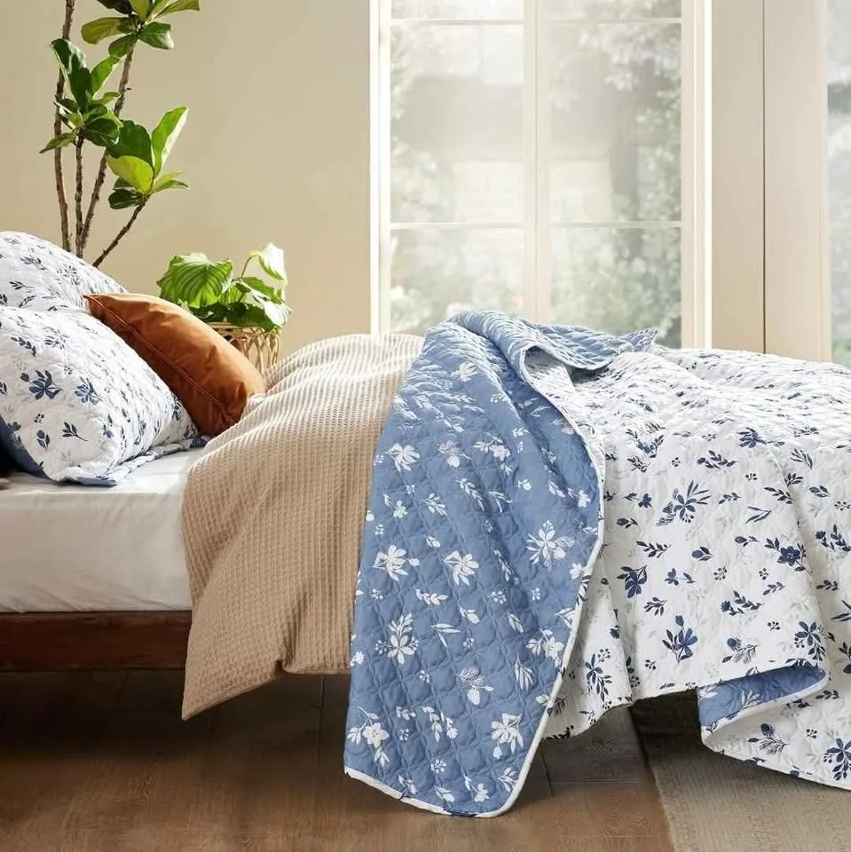 New - Floral Quilt Set King Reversible Blue & White Quilt image indicator(2)