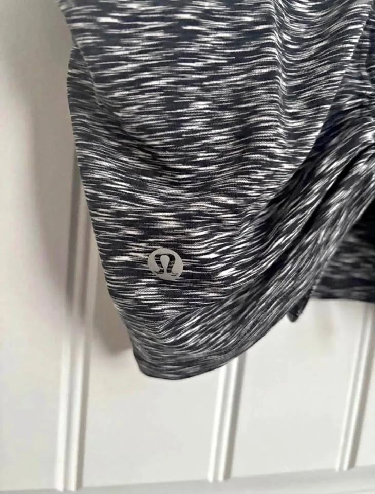 Lululemon size 4 top thumbnail