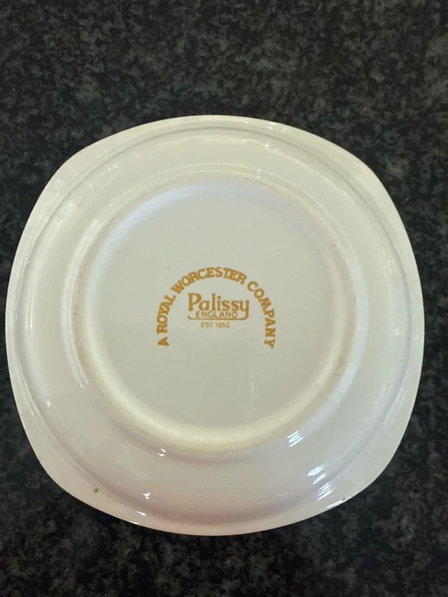 Palissy Queen Elizabeth Dish image indicator(2)