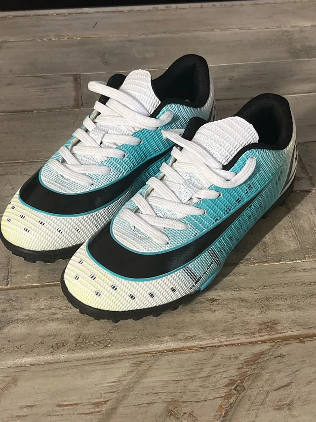 Soccer Shoes/cleats - Size 35 thumbnail