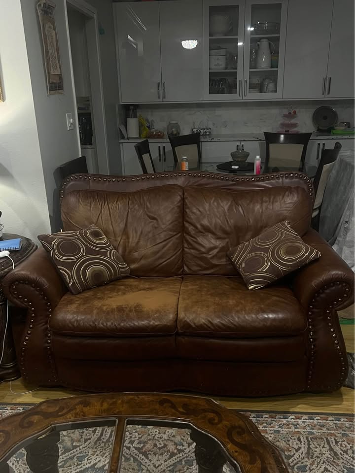 Italian leather couches + coffee table + side table - photo 3