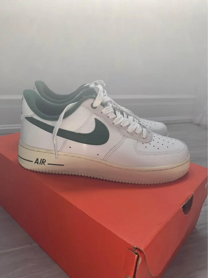 NIKE Air Force size 9.5 image indicator(3)