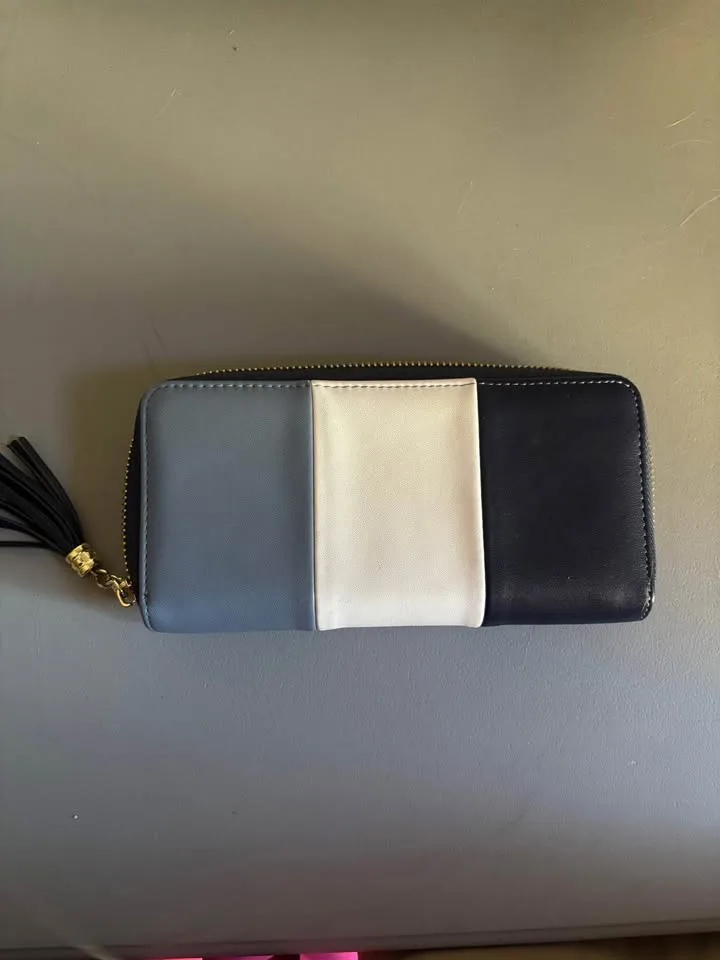 Tri coloured wallet with gold detailing image indicator(2)