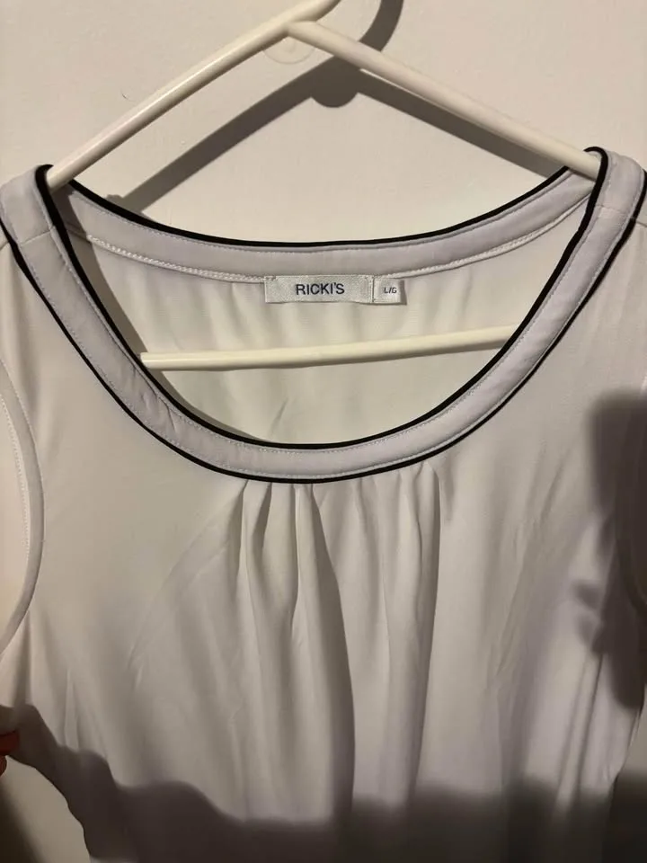 White Sleeveless blouse Sz- L image indicator(2)