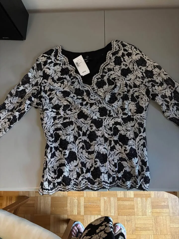 BNWT Black Holiday top image indicator(2)