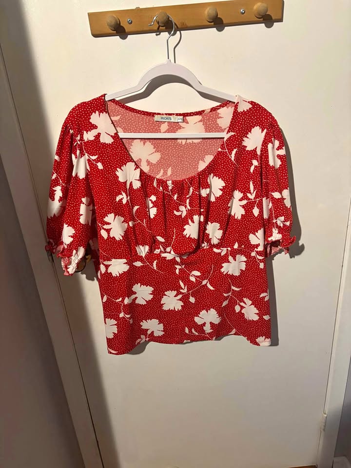 Beautiful floral top- XL