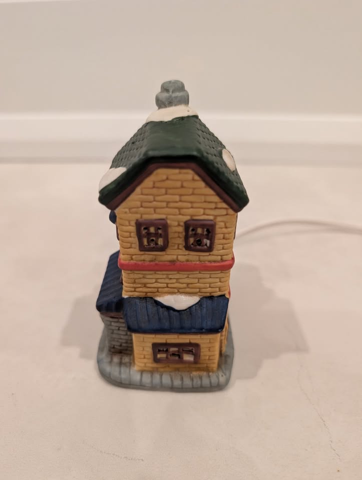 Hudson's Bay Company- Village Collectibles- Illuminated Bakery - photo 4