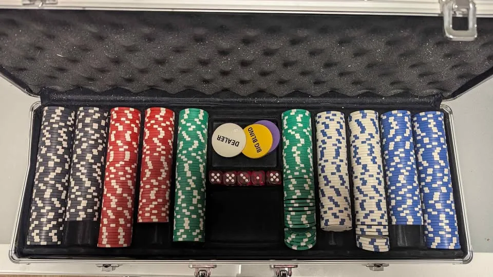 Poker chip set in an aluminum case image indicator(2)