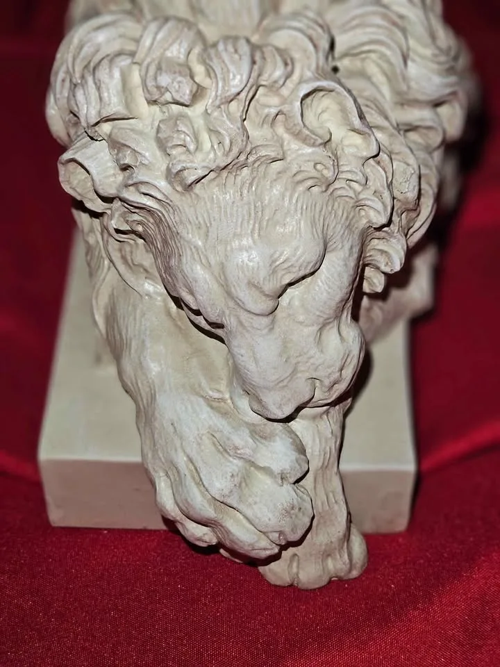 Design Toscano Lions from the Vatican Figurines image indicator(2)