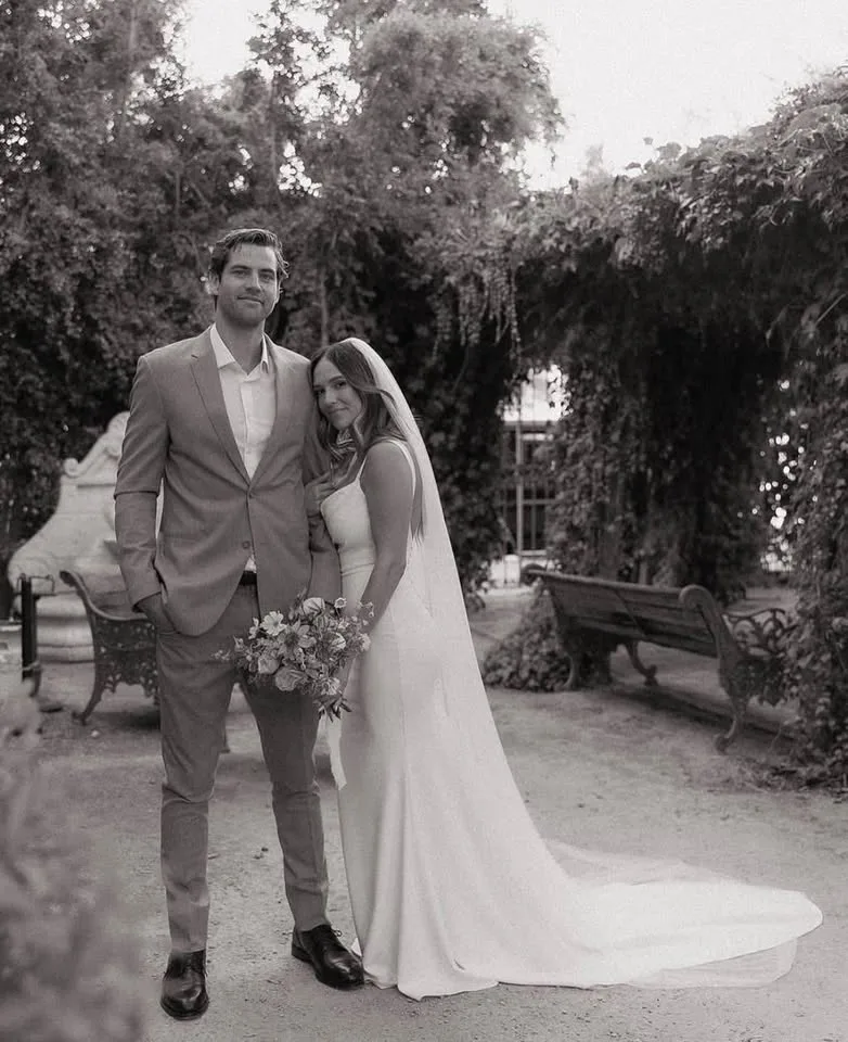 Cathedral Raw edge soft white veil image indicator(2)