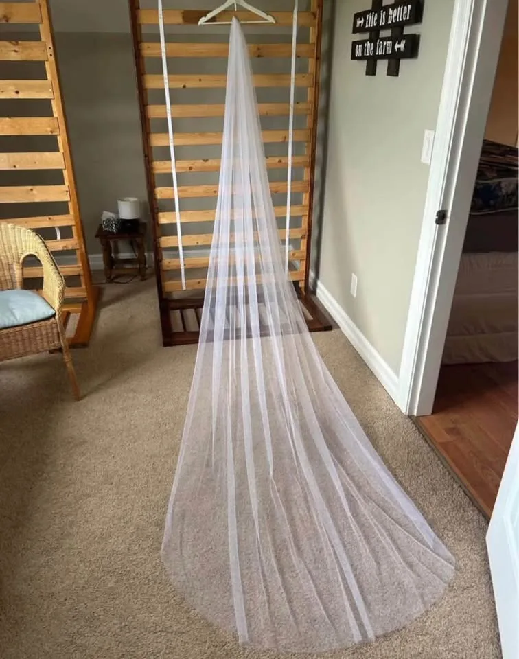 Cathedral Raw edge soft white veil image indicator(5)