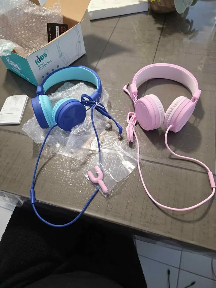 Set of two Kids Headphones with Microphone - 91dB Safe image indicator(8)