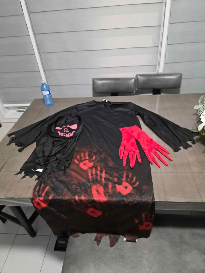 Kids size large 10-12 Halloween Hooded horror custome image indicator(2)