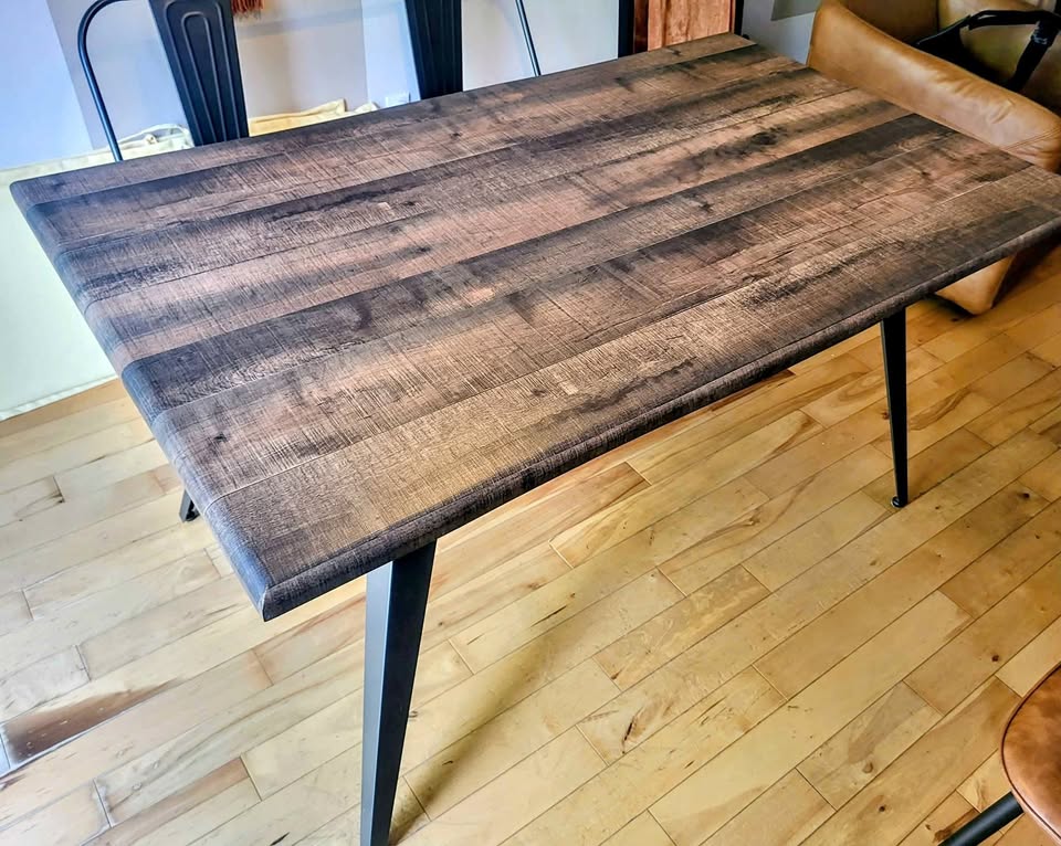 Dining table / The Brick