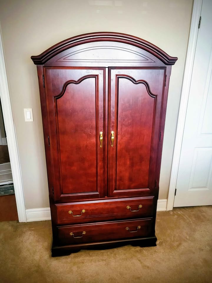 Solid wood armoire - photo 2
