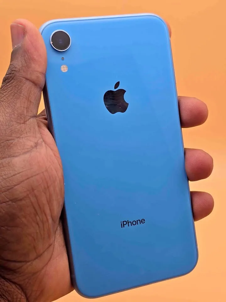 64GB iPhone XR thumbnail