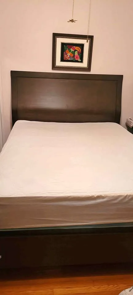 Queen bed - made in Canada by Laurier thumbnail