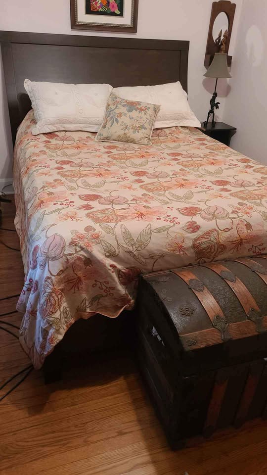 Queen bed - made in Canada by Laurier - photo 2