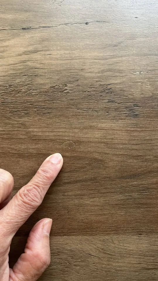 Dining Table & 4 Chairs - Leon's - Excellent Condition image indicator(2)