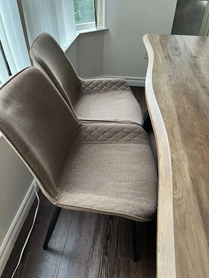 Dining Table & 4 Chairs - Leon's - Excellent Condition image indicator(3)